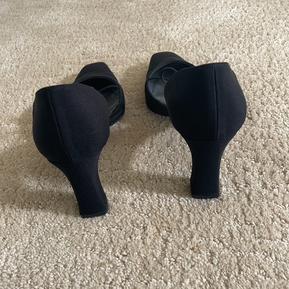 Stuart Weitzman - Picture 3 of 4